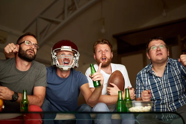 Amerikan futbol izlerken erkek