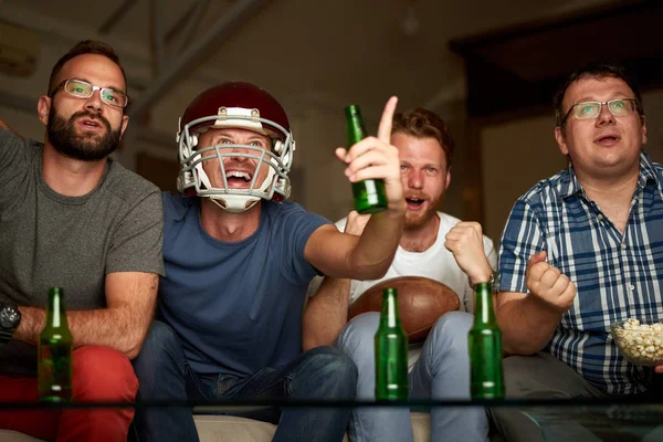Muži sledovat americký fotbal — Stock fotografie