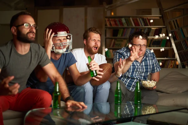 Amerikan futbol izlerken erkek