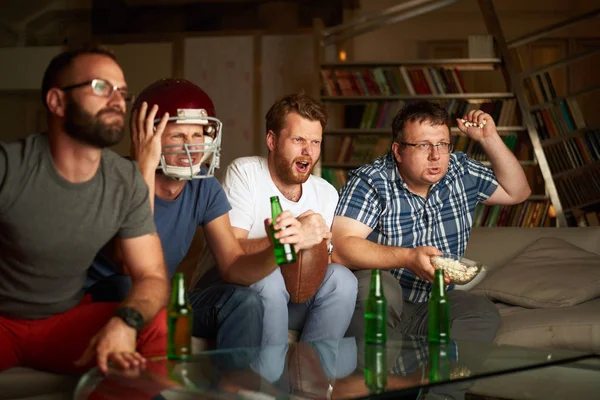 Amerikan futbol izlerken erkek