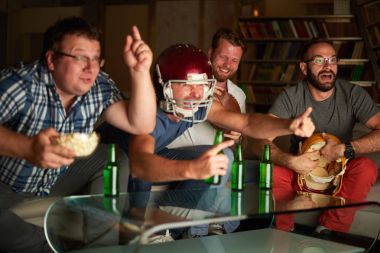 Amerikan futbol izlerken erkek