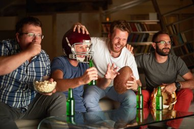 Amerikan futbol izlerken erkek