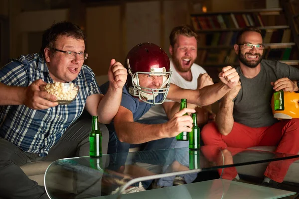 Amerikan futbol izlerken erkek