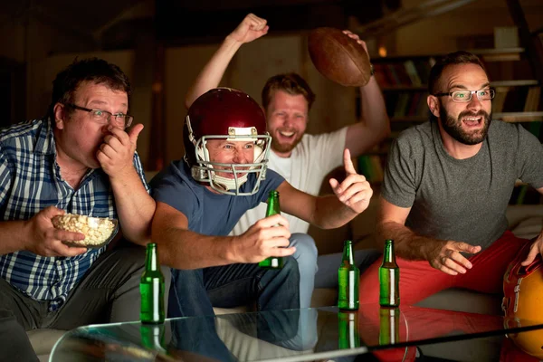 Amerikan futbol izlerken erkek
