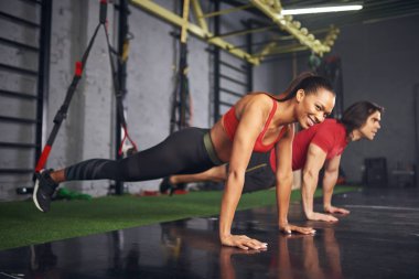 Genç yarış kadın ve erkek sporcular eğitim spor salonunda Spor donatımı ile karışık