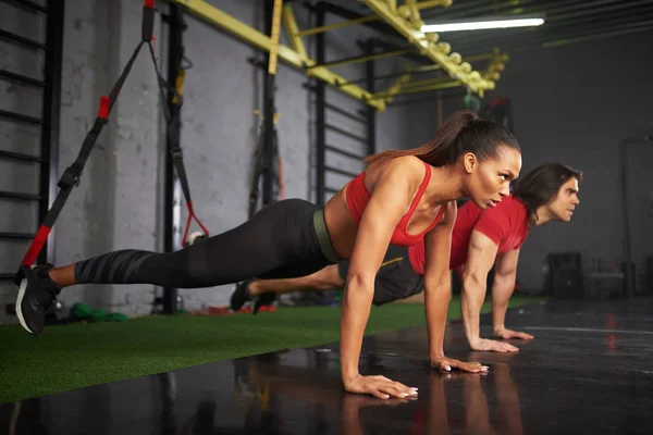 Jóvenes Atletas Femeninos Masculinos Raza Mixta Entrenando Gimnasio Con Equipo — Foto de Stock