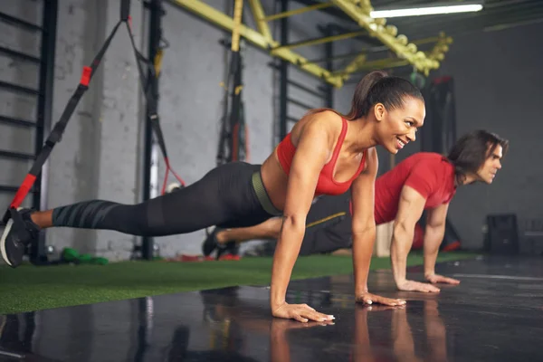 Jóvenes Atletas Femeninos Masculinos Raza Mixta Entrenando Gimnasio Con Equipo — Foto de Stock