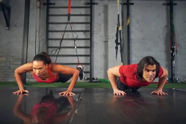 Jóvenes Atletas Femeninos Masculinos Raza Mixta Entrenando Gimnasio Con Equipo — Foto de Stock