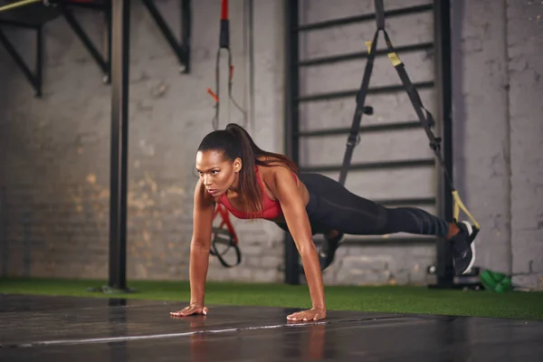 Mujer Joven Practicando Suelo Con Cuerdas Trx — Foto de Stock