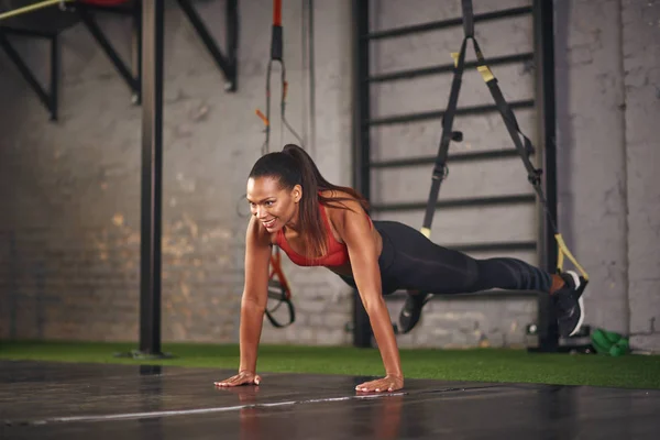 Mujer Joven Practicando Suelo Con Cuerdas Trx — Foto de Stock