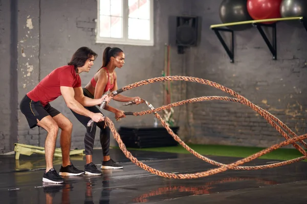 Hombre Mujer Haciendo Ejercicio Con Cuerdas Gimnasio Vista Lateral — Foto de Stock