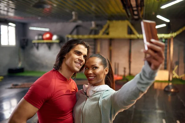 Hymyilevä Mies Nainen Tekee Selfie Kuntosalilla — kuvapankkivalokuva