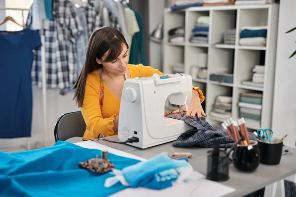 Enfocado encantador diseñador de moda caucásico sentado en su estudio y costura hermoso vestido . —  Fotos de Stock