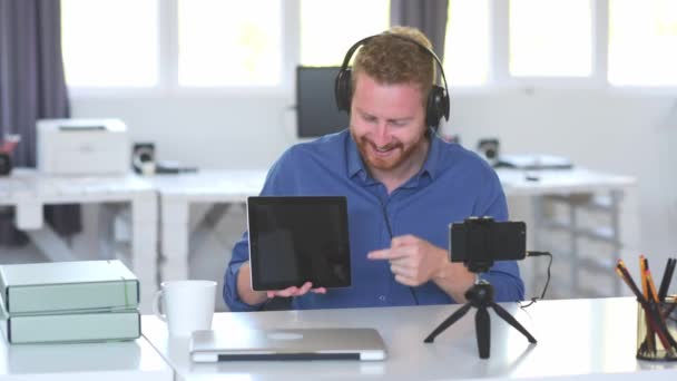英俊的白种人员工在互联网上发表演讲 在手是平板电脑 在头上是耳机 启动业务理念 — 图库视频影像