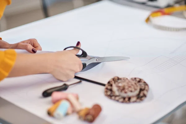 Vrouw op maat snijden naad patroon voor kleding. — Stockfoto