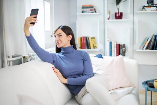 Junge Attraktive Lächelnde Brünette Beim Selfie Sie Wird Den Sozialen — Stockfoto