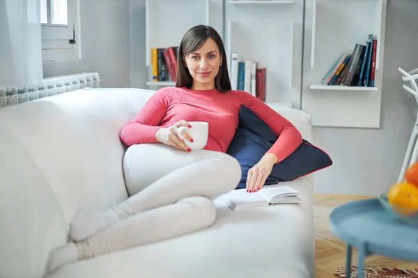 Jovem Atraente Sorrindo Morena Relaxante Casa — Fotografia de Stock