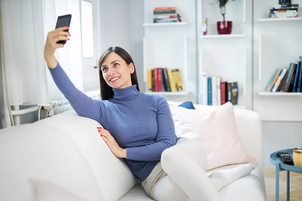 Junge Attraktive Lächelnde Brünette Beim Selfie Sie Wird Den Sozialen — Stockfoto