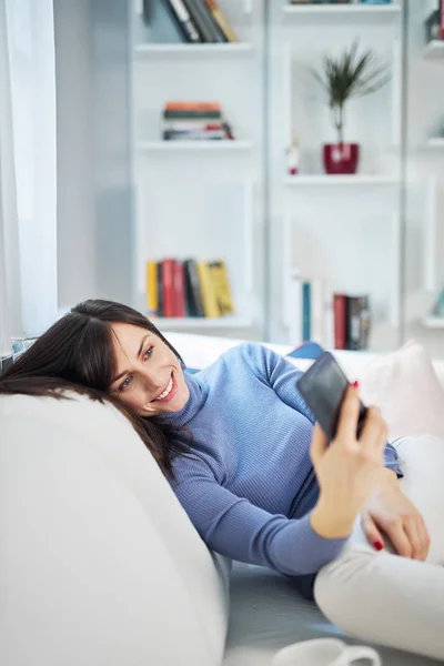 Junge Attraktive Lächelnde Brünette Beim Selfie Sie Wird Den Sozialen — Stockfoto