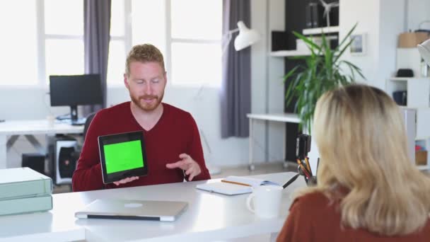 Vendeur Assis Dans Son Bureau Parlant Produits Une Dame — Video