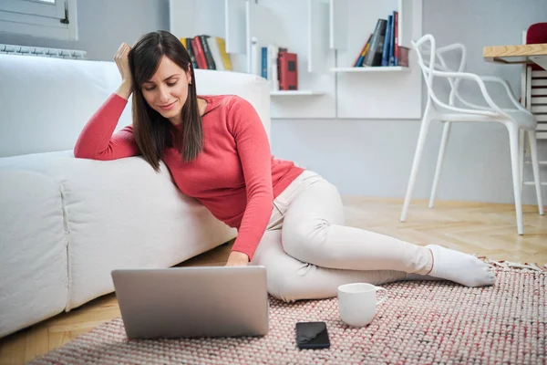 Jonge Aantrekkelijke Glimlachende Vrouw Zitten Thuis Vloer Met Behulp Van — Stockfoto