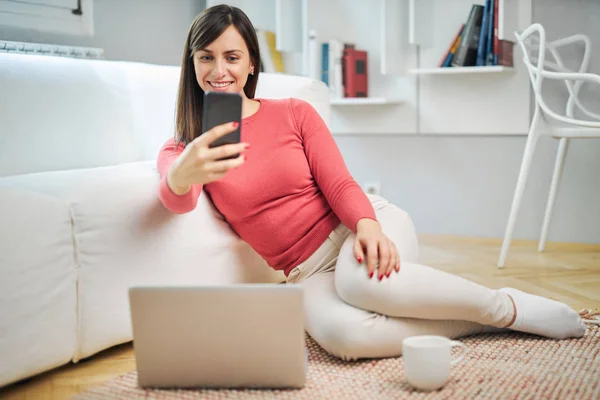 Jonge Aantrekkelijke Glimlachende Vrouw Zitten Vloer Thuis Het Nemen Van — Stockfoto