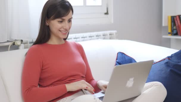 Giovane Donna Attraente Sorridente Seduta Casa Sul Pavimento Utilizzando Computer — Video Stock