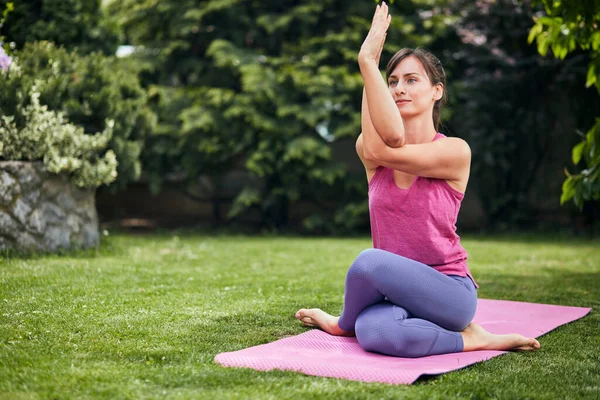 Joven Morena Atractiva Pie Alfombra Patio Trasero Práctica Yoga Rodilla — Foto de Stock