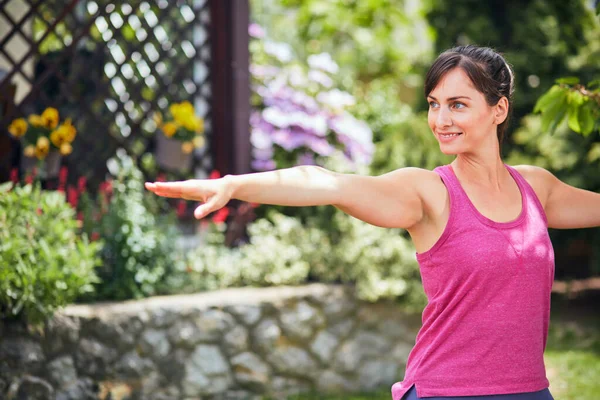 Ung Attraktiv Brunett Som Står Mattan Trädgården Och Utövar Yoga — Stockfoto