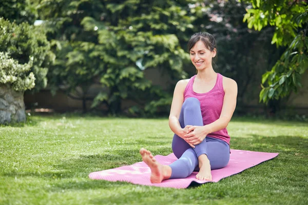 Arka Bahçesinde Yoga Yaparken Mindere Basan Çekici Bir Esmer Kız — Stok fotoğraf