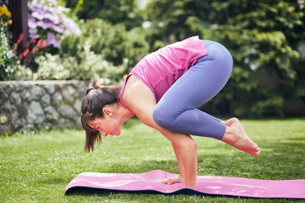 Genç Çekici Güçlü Esnek Yoga Pozisyonu Almış Ellerinin Üzerinde Duran — Stok fotoğraf