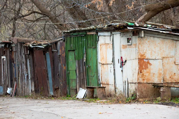 Eski paslı kulübenin Güz