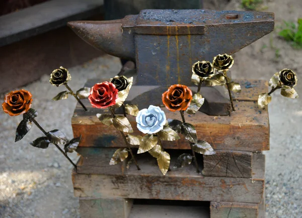 铁锤上的彩色金属玫瑰 — 图库照片