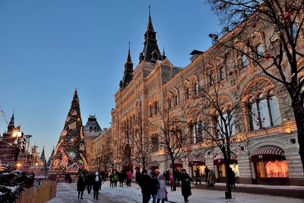 Juldekorationer och festligheter i Röda torget på nyår, Visa av Gum - det största varuhuset i landet, Moskva, Ryssland, 8 januari 2017. Royaltyfria Stockbilder