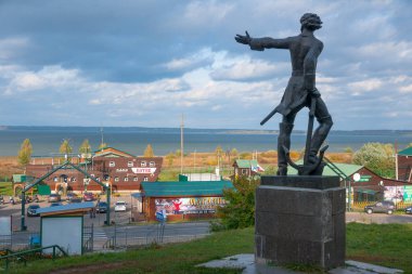 Pereslavl Zalessky, Yaroslavl bölgesi, Rusya 29 Eylül 2014: Pleshcheeva Gölü'nün arka plan üzerinde büyük Peter için anıt.  