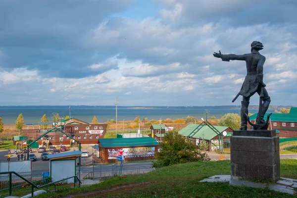 Pereslavl Zalesskij, Yaroslavl Region, Rusko 29 září 2014: Památník Petra Velikého na pozadí Pleshcheeva jezero. — Stock fotografie