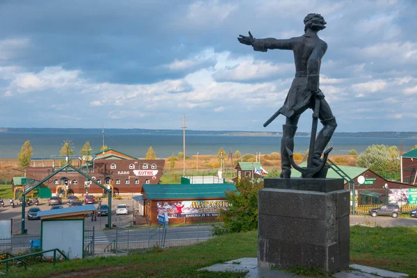 Pereslawl Salesskij, Gebiet Jaroslawl, Russland 29. September 2014: Denkmal für Peter den Großen auf dem Hintergrund des Pleschtschejewa-Sees. — Stockfoto
