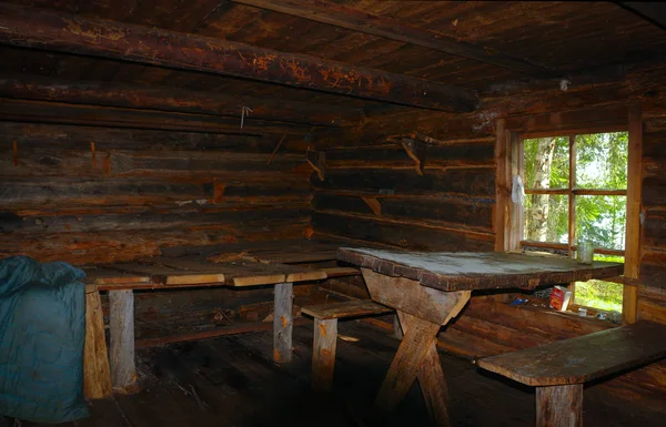 Комната в деревянной старой хижине — стоковое фото