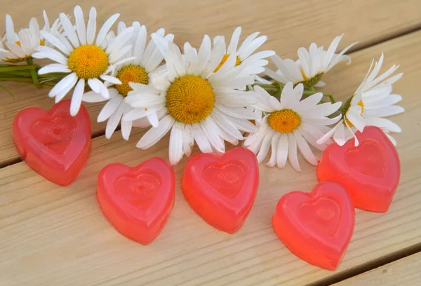 Heart of marmalade with a wreath of daisies on wooden boards — Stock Photo, Image