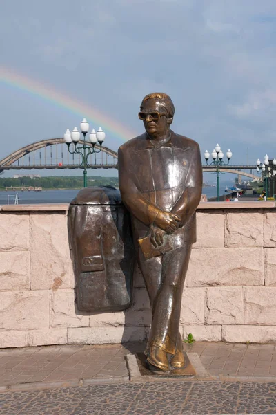 Rybinsk, Gebiet Jaroslawl, Russland - 3. August 2013: Denkmal für den russischen Dichter Lew Oschanin auf einem Damm vor Regenbogenhintergrund im Sommer — Stockfoto