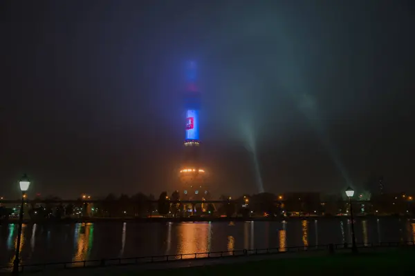 Torre TV Ostankino con illuminazione notturna da emblema di Mosca nella nebbia, Russia — Foto Stock