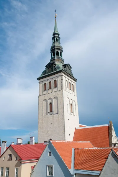 Iglesia de St. Olafs o Iglesia de St. Olav (estonio: kirik de Oleviste) en Tallin, Estonia — Foto de Stock