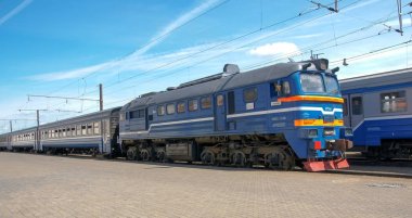 Tren istasyonu platformunda güneşli yaz gününde