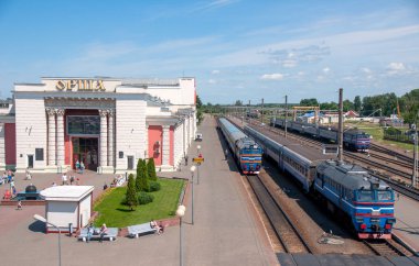 Orşa, Belarus - 8 Haziran 2014: Tren istasyonu güneşli yaz gününde