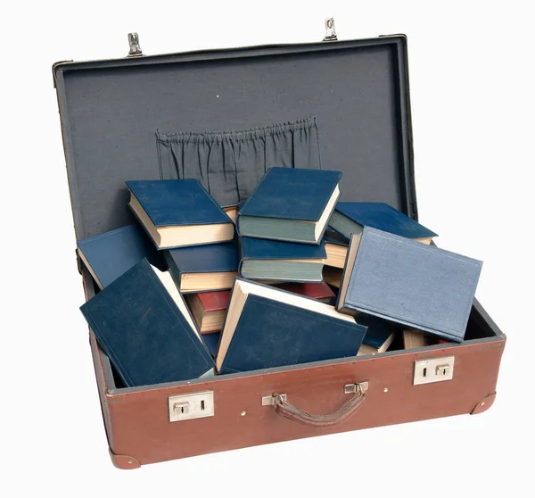 棕色手提箱里的旧蓝书堆 — 图库照片