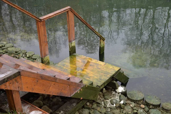 Oude Houten Ladder Voor Zwemmen Aflopend Naar Lake Winter — Stockfoto