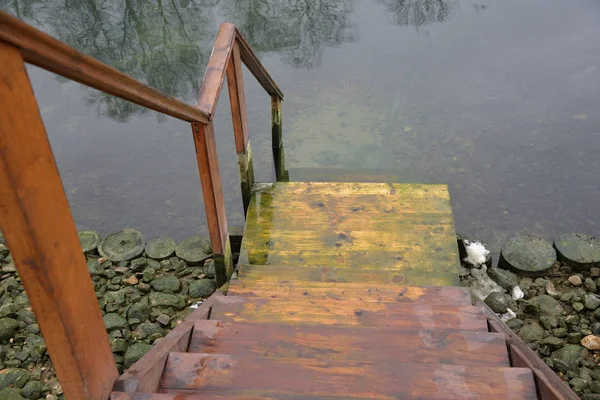 Oude Houten Ladder Voor Zwemmen Aflopend Naar Lake Winter — Stockfoto