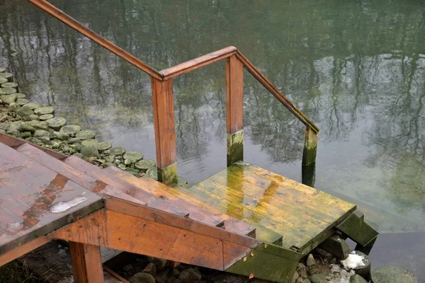 Oude Houten Ladder Voor Zwemmen Aflopend Naar Lake Winter — Stockfoto