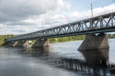 Rovaniemi, Finlandiya için nehir üzerinde yol köprü