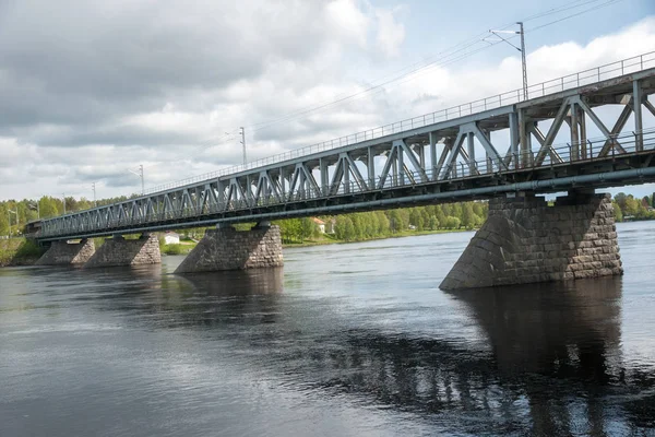 Rovaniemi, Finlandiya için nehir üzerinde yol köprü